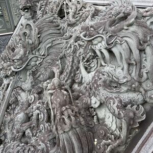 Wen Wu Temple: detail of the dragon carvings